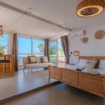 Blanca Villa Callao Salvaje