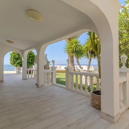 Blanca Villa Callao Salvaje